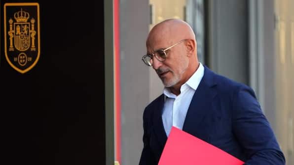 Spain coach Luis de la Fuente apologises for applauding controversial Rubiales speech