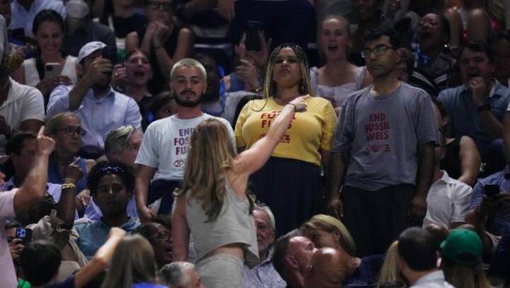 Climate protesters halt US Open women’s semi-final between Gauff and Muchova, protester glues feet to floor