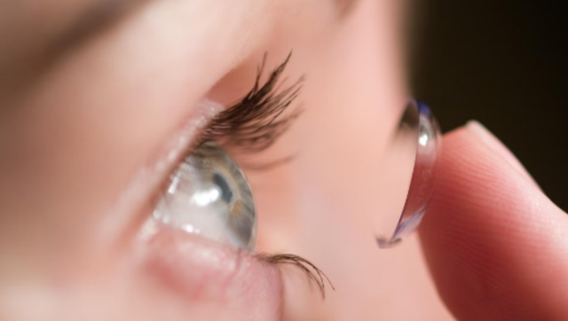Contact lens-related eye infection puts UK woman's vision at risk Contact lens-related eye infection puts UK woman's vision at risk