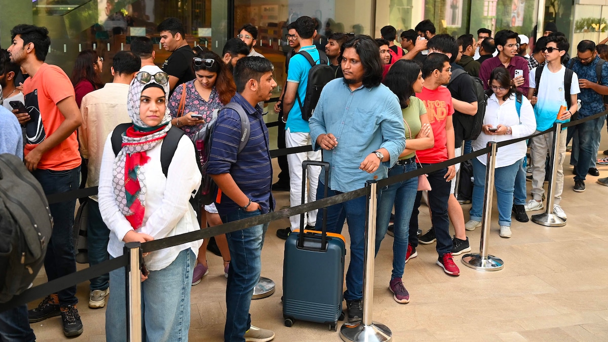 iPhone 15 Sale: People queue up for 17 hours outside Apple Stores in BKC, Saket | WATCH