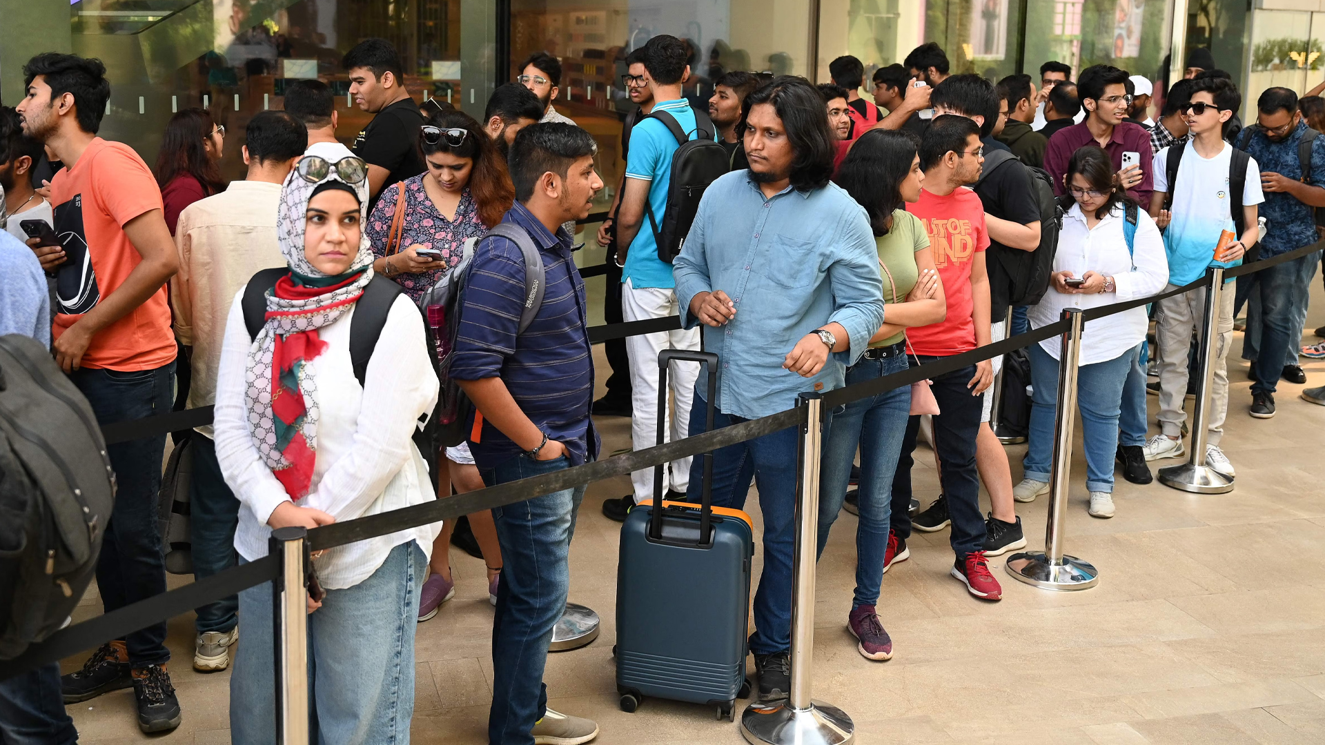 iPhone 15 Sale: People queue up for 17 hours outside Apple Stores in BKC, Saket | WATCH iPhone 15 Sale: People queue up for 17 hours outside Apple Stores in BKC, Saket | WATCH