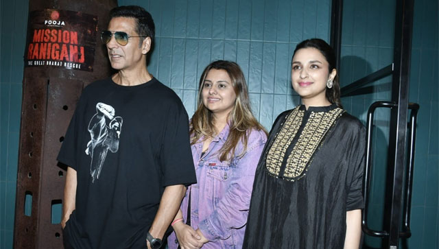 Parineeti Chopra exudes elegance as she steps out to promote Mission Raniganj with Akshay Kumar Parineeti Chopra exudes elegance as she steps out to promote Mission Raniganj with Akshay Kumar