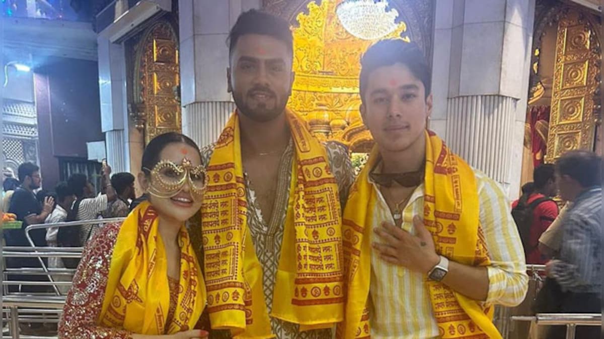 Uorfi Javed visits Siddhivinayak Temple with Pratik Sehajpal for Ganesh Chaturthi, netizens react