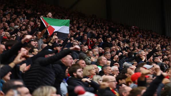 Manchester United, Liverpool fans claim they were evicted from stadiums for displaying Palestine flag