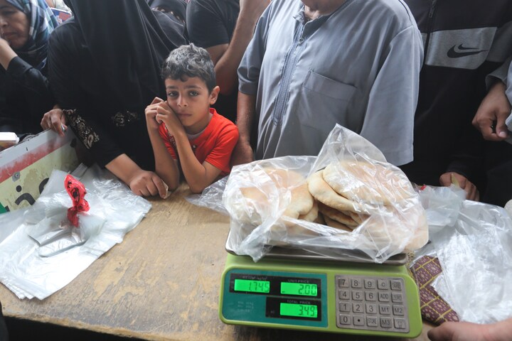 How thousands are struggling to secure bread amidst the dire food shortages in Gaza