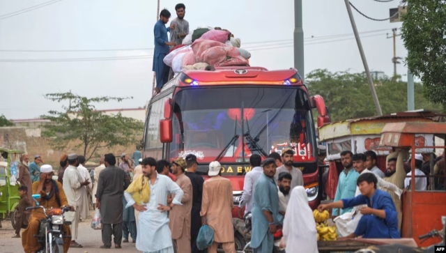 Cash-strapped Pakistan now loots refugees, imposes $830 'exit fee' on Afghans fleeing Taliban Cash-strapped Pakistan now loots refugees, imposes $830 'exit fee' on Afghans fleeing Taliban