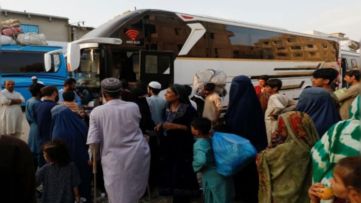 Afghans leave Pakistan as deadline to expel undocumented migrants looms