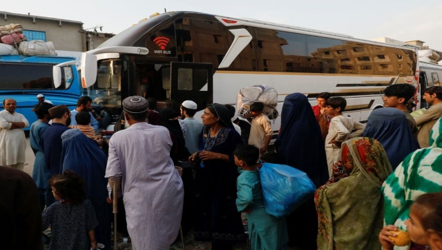 Afghans leave Pakistan as deadline to expel undocumented migrants looms Afghans leave Pakistan as deadline to expel undocumented migrants looms