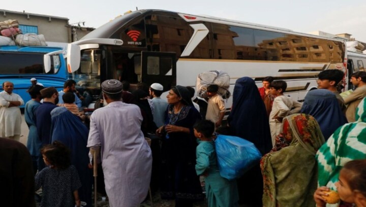 Afghans leave Pakistan as deadline to expel undocumented migrants looms