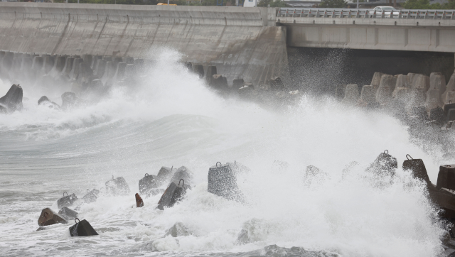 Typhoon Koinu thunders towards Taiwan, throws life out of gear Typhoon Koinu thunders towards Taiwan, throws life out of gear