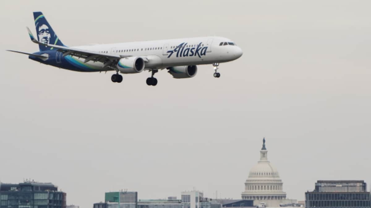 US: Off-duty pilot attempts shutting down engines of an in-flight passenger plane in the US, held