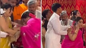 Kajol slips and falls from the stage at the Durga Puja celebrations, sister Tanishaa Mukerji comes to rescue