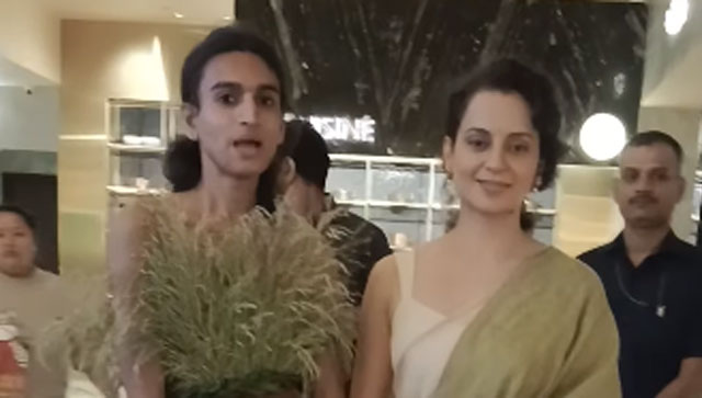 Kangana Ranaut and 'village fashion influencer' Neel share a laugh at 'Tejas' premiere Kangana Ranaut and 'village fashion influencer' Neel share a laugh at 'Tejas' premiere