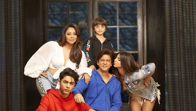 Suhana Khan trying to kiss dad Shah Rukh Khan in new family photo is all things cute Suhana Khan trying to kiss dad Shah Rukh Khan in new family photo is all things cute