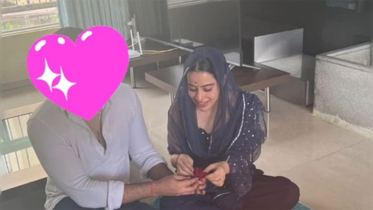 Fans speculate Uorfi Javed has got engaged as her picture with a mystery man surfaces