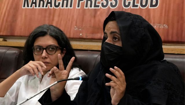 Pakistani police conducts midnight raids on people’s homes, arrests Afghan women and children Pakistani police conducts midnight raids on people’s homes, arrests Afghan women and children