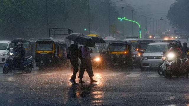 Toxic smog eases as rain lashes Delhi, more showers likely later today Toxic smog eases as rain lashes Delhi, more showers likely later today