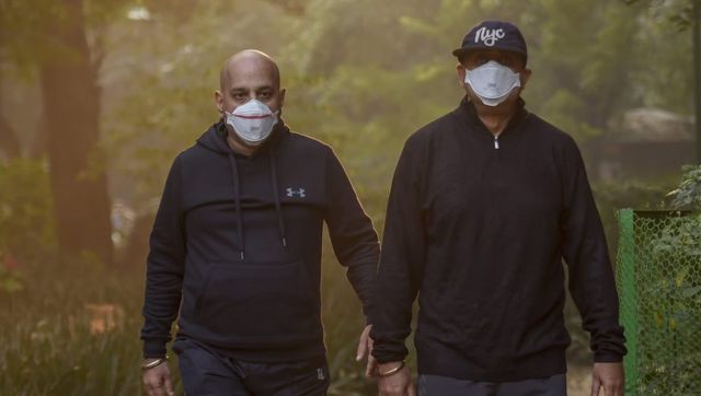 Delhi chokes in polluted air; doctors recommend mandatory wearing of masks, staying indoors Delhi chokes in polluted air; doctors recommend mandatory wearing of masks, staying indoors