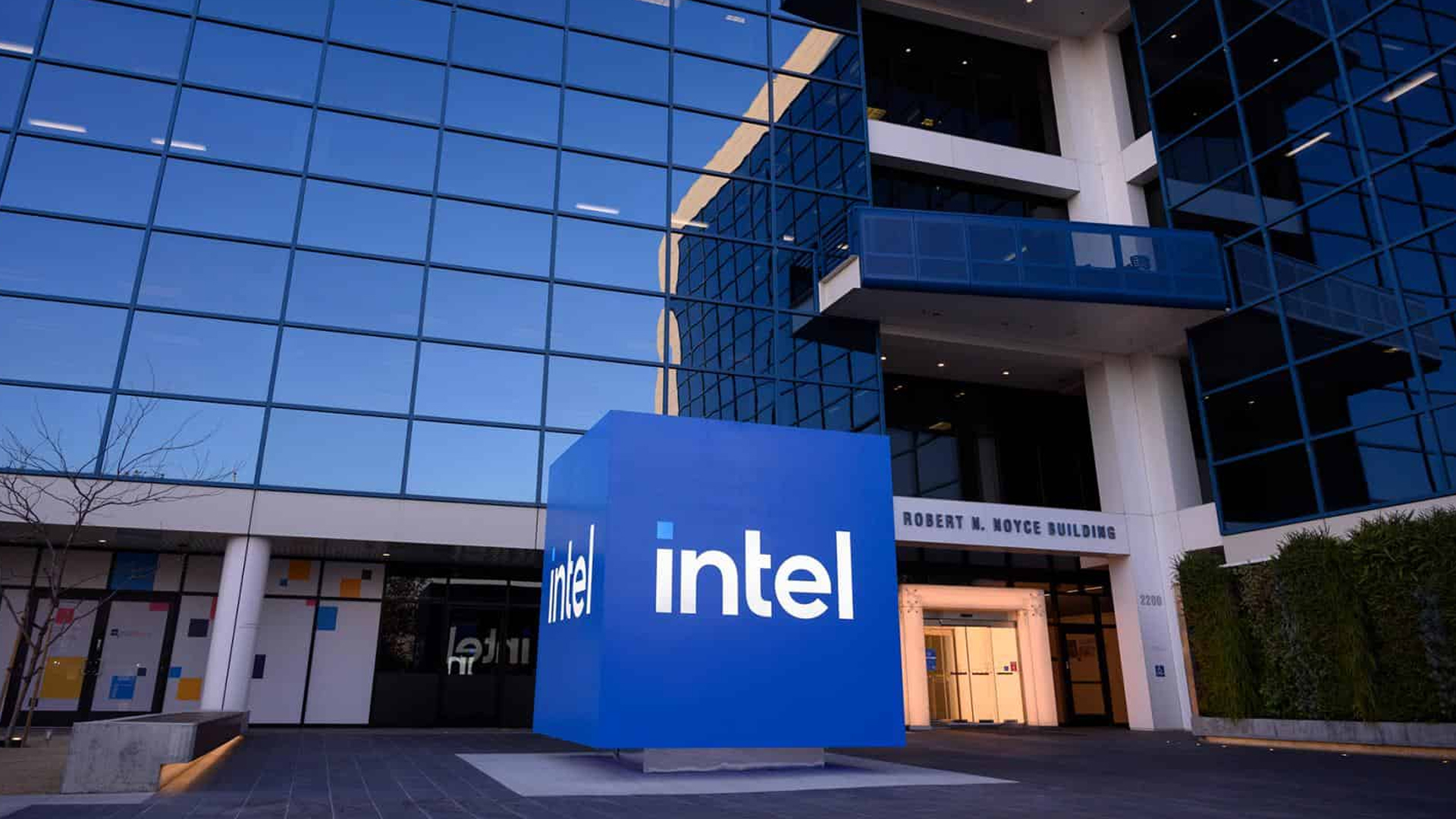 Intel to Make in India, announces collaboration with local manufacturers to make laptops Intel to Make in India, announces collaboration with local manufacturers to make laptops