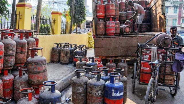 LPG price hike: Pay Rs 101 more for 19 kg commercial LPG cylinder from Nov 1; check latest rates LPG price hike: Pay Rs 101 more for 19 kg commercial LPG cylinder from Nov 1; check latest rates