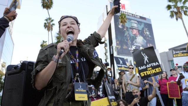 The Hollywood strikes are over. Here’s when you could see your favorite stars and shows return The Hollywood strikes are over. Here’s when you could see your favorite stars and shows return