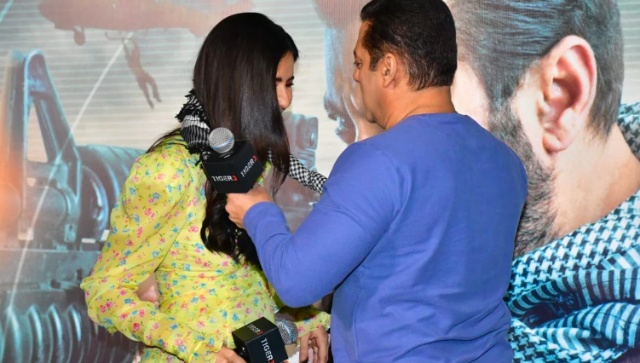 Tiger 3: Salman Khan gifts scarf to Katrina Kaif in pure 'Tiger' style but don't miss her reaction - watch video Tiger 3: Salman Khan gifts scarf to Katrina Kaif in pure 'Tiger' style but don't miss her reaction - watch video