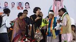WATCH | Priyanka Gandhi greeted with empty bouquet sans flowers on stage by Congress leader