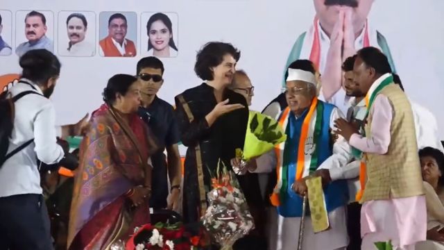 WATCH | Priyanka Gandhi greeted with empty bouquet sans flowers on stage by Congress leader WATCH | Priyanka Gandhi greeted with empty bouquet sans flowers on stage by Congress leader