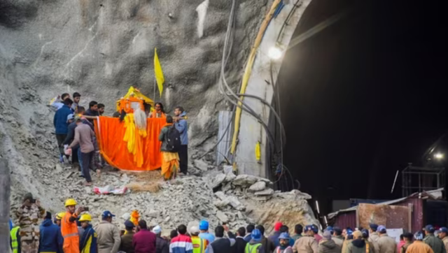 Silkyara Tunnel Collapse: Nitin Gadkari praises rescue personnel after all workers evacuated Silkyara Tunnel Collapse: Nitin Gadkari praises rescue personnel after all workers evacuated