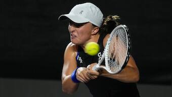 WTA Finals: Iga Swiatek beats Aryna Sabalenka to set up title clash against Jessica Pegula