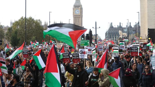 UK: Four cops injured after pro-Palestine protesters burst firecracker in rally; 29 held