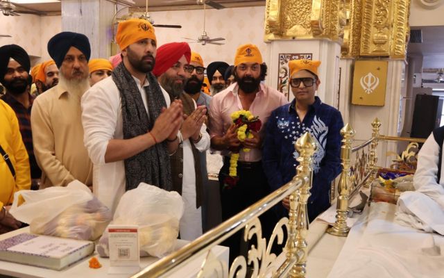 Animal: Ranbir Kapoor, Bobby Deol, Sandeep Reddy Vanga seeks blessings at Bangla Saheb Gurudwara after trailer launch Animal: Ranbir Kapoor, Bobby Deol, Sandeep Reddy Vanga seeks blessings at Bangla Saheb Gurudwara after trailer launch