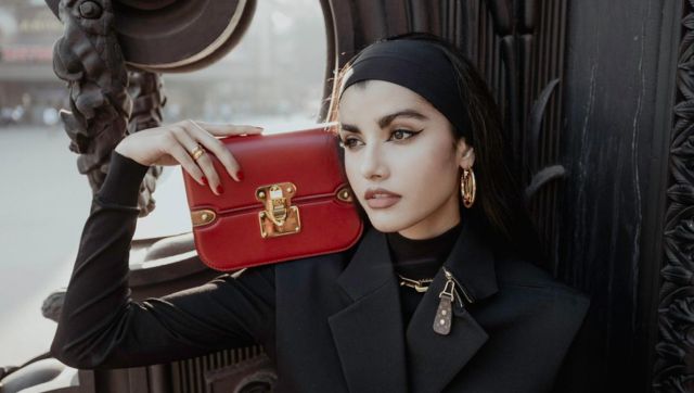 Ayesha Saif Khan Spotted Carrying Bag Worth 16 Lacs - Lens