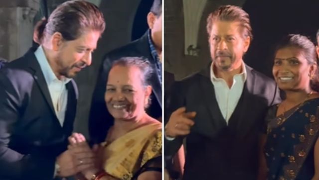 Shah Rukh Khan pays tribute to 26/11 martyrs at Gateway of India; interacts with victims' families Shah Rukh Khan pays tribute to 26/11 martyrs at Gateway of India; interacts with victims' families