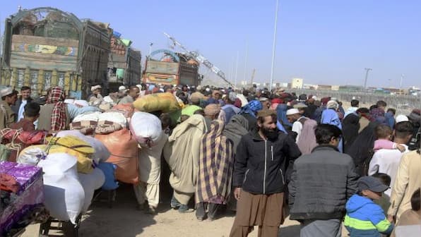 Pak northwest border chock-a-block as scores of Afghans flee govt ...