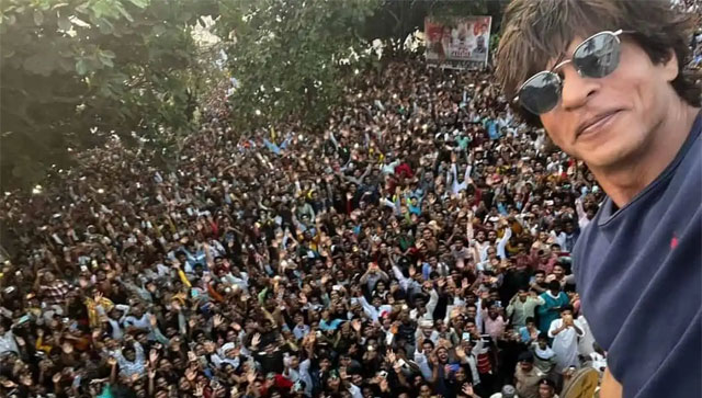 Shah Rukh Khan's 58th Birthday: 30 mobile phones stolen outside Mannat, Mumbai Police makes three arrests Shah Rukh Khan's 58th Birthday: 30 mobile phones stolen outside Mannat, Mumbai Police makes three arrests