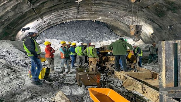 What’s causing a delay in the rescue of 40 trapped labourers in Uttarkashi tunnel?