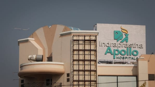 What is the 'cash-for-kidneys racket' at Apollo Hospitals?