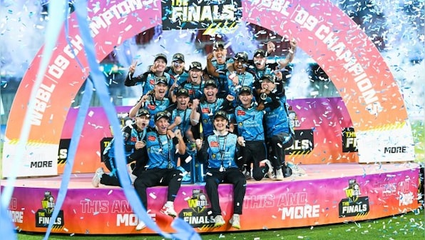 Adelaide Strikers beat Brisbane Heat by three runs to win Women's Big Bash League title