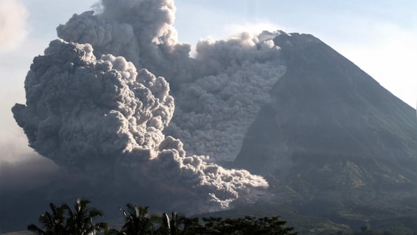 Indonesia: Marapi volcano erupts, covers several villages with ash