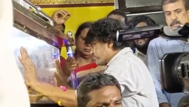 Vijayakanth Funeral: Unidentified fan throws slipper at Thalapathy Vijay last night; fans left fuming Vijayakanth Funeral: Unidentified fan throws slipper at Thalapathy Vijay last night; fans left fuming