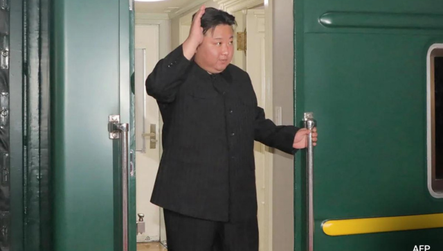 North Korea: Officials attend year-end meeting in luxury sedans despite UN sanctions North Korea: Officials attend year-end meeting in luxury sedans despite UN sanctions