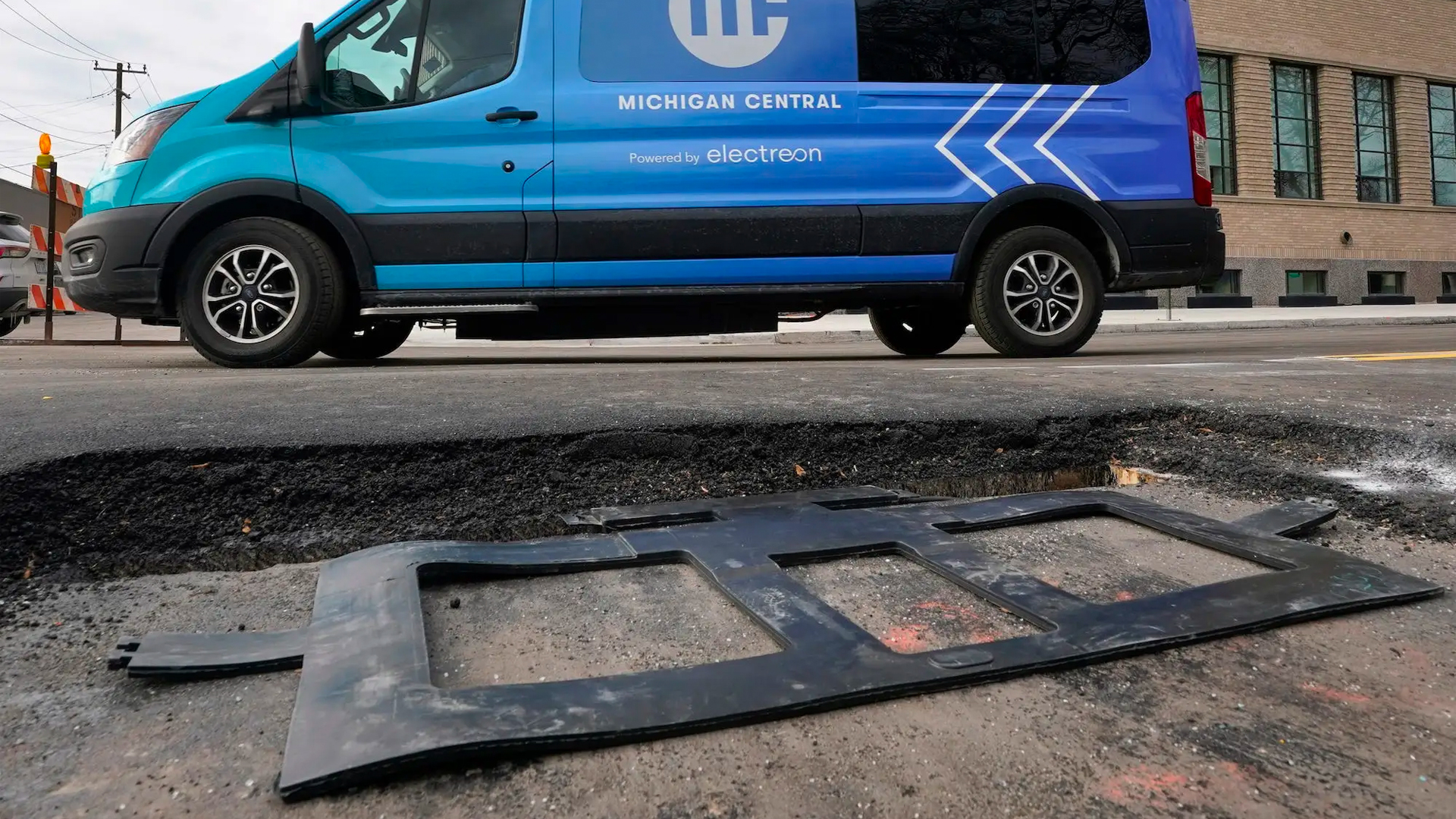 Power Trip: Detroit tries out wireless charging for EVs, cars to draw power from streets as they drive Power Trip: Detroit tries out wireless charging for EVs, cars to draw power from streets as they drive