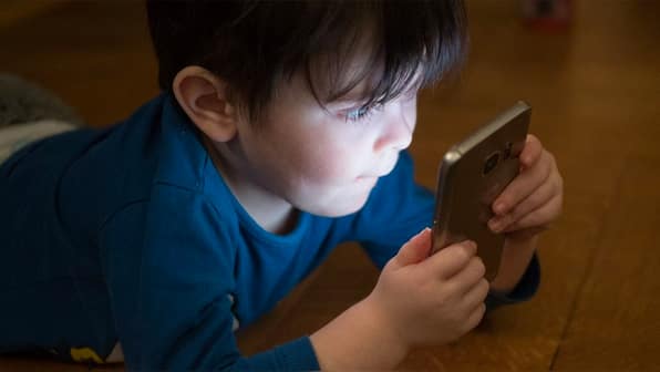 Smartphones causing major rift in parent-child relationships, 94% worried about effects on mental health