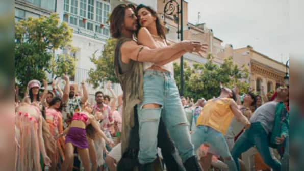 Rewind 2023 | From SRK's Pathaan to Satyaprem Ki Katha, top 5 viral hook steps of 2023: Get ready to groove!