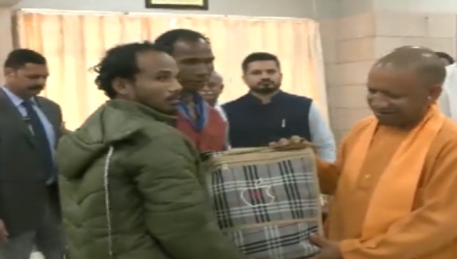 WATCH: Yogi Adityanath meets eight UP workers rescued from Uttarakhand tunnel WATCH: Yogi Adityanath meets eight UP workers rescued from Uttarakhand tunnel