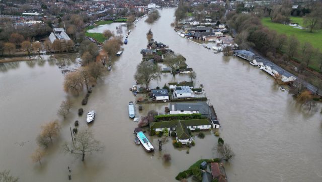 UK hit by flooding after heavy rain swells major rivers UK hit by flooding after heavy rain swells major rivers