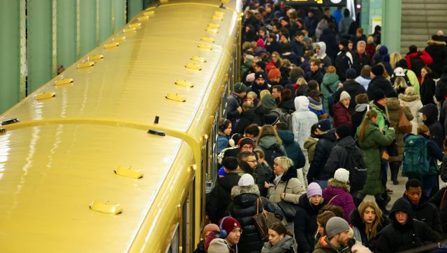 Germany grinds to a halt as farmers block roads, workers stop trains Germany grinds to a halt as farmers block roads, workers stop trains