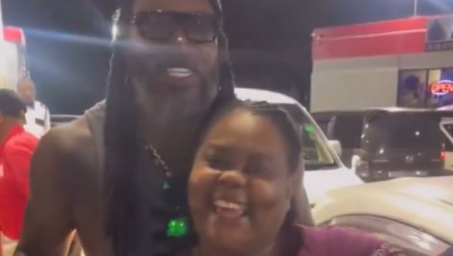 Chris Gayle wins hearts with his noble gesture at Jamaica gas station Chris Gayle wins hearts with his noble gesture at Jamaica gas station