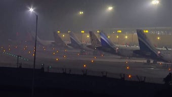 120 flights delayed, 30 trains running late; Delhi fog & cold wave continue to give shiver to travellers